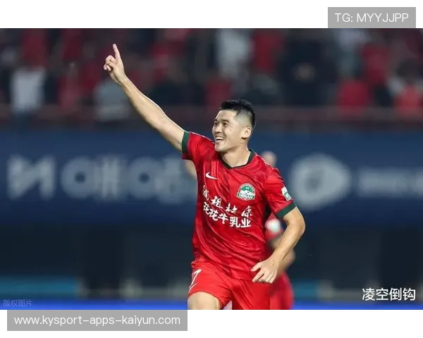 河南队钟义浩低平球回做，弧顶跟进射门擦柱飞出